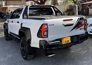 Toyota Hilux 2024 White