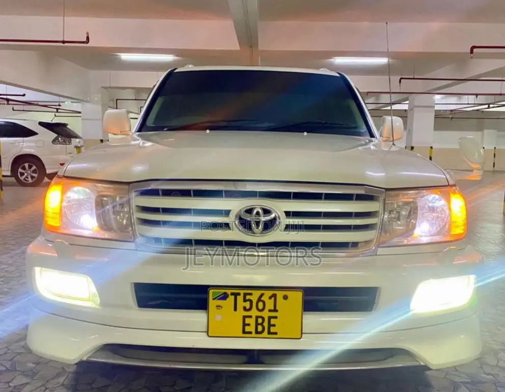 Toyota Land Cruiser 2010 White