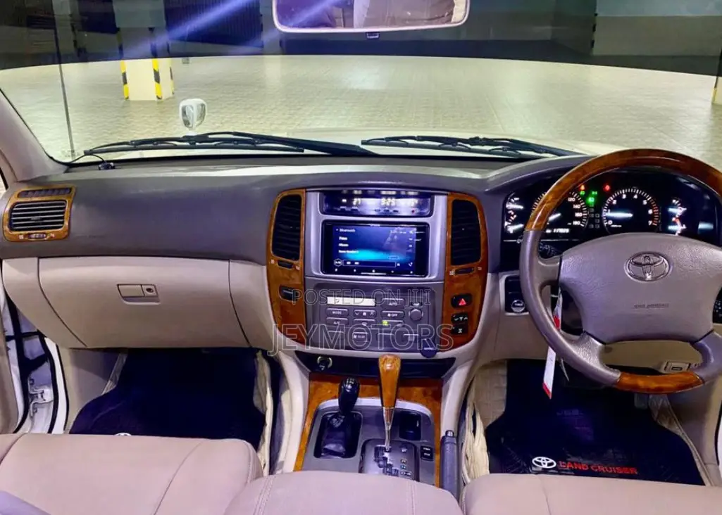 Toyota Land Cruiser 2010 White