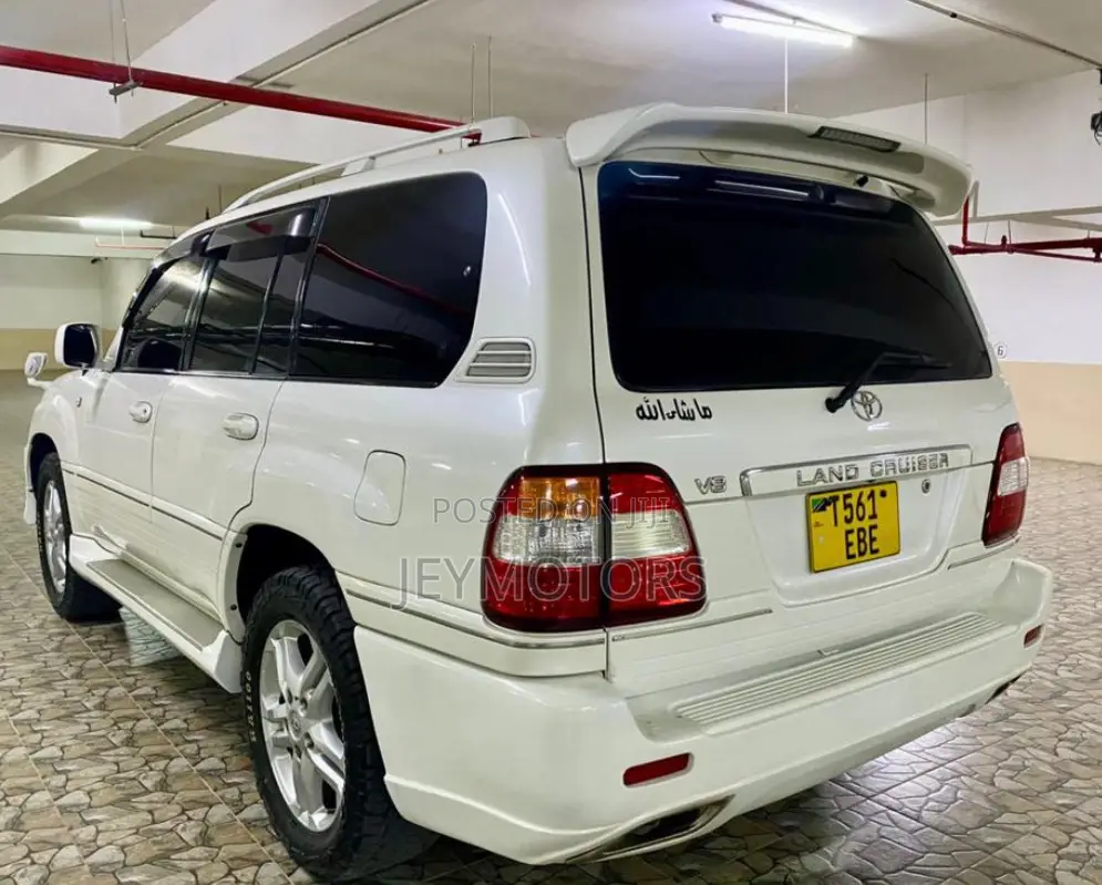 Toyota Land Cruiser 2010 White