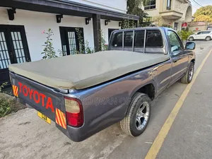 Toyota Hilux 2001 Gray