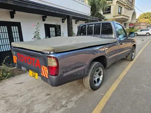 Toyota Hilux 2001 Gray