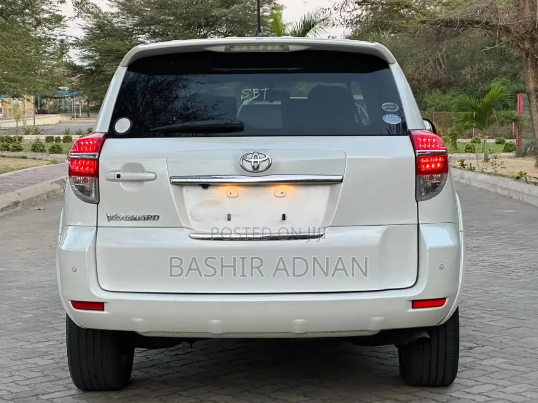 Toyota Vanguard 2010 White