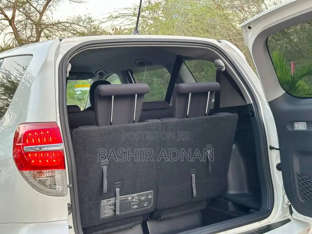 Toyota Vanguard 2010 White