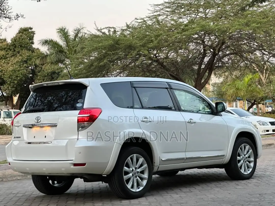 Toyota Vanguard 2010 White