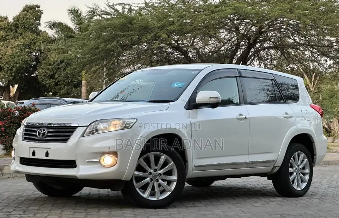 Toyota Vanguard 2010 White