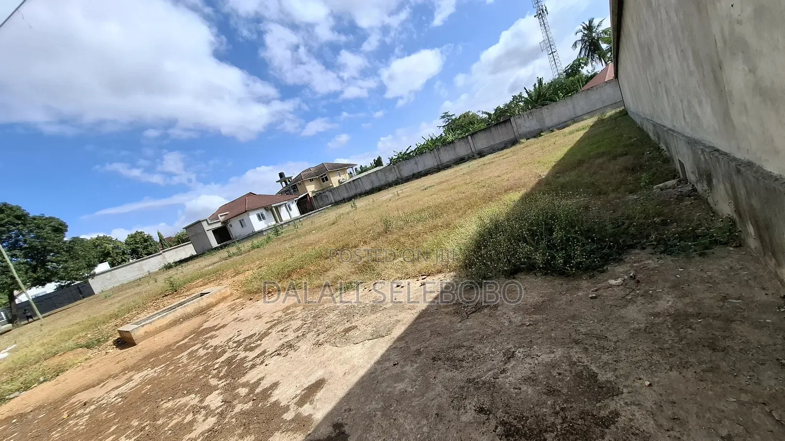 Yard With Office Space Big Field Fenced