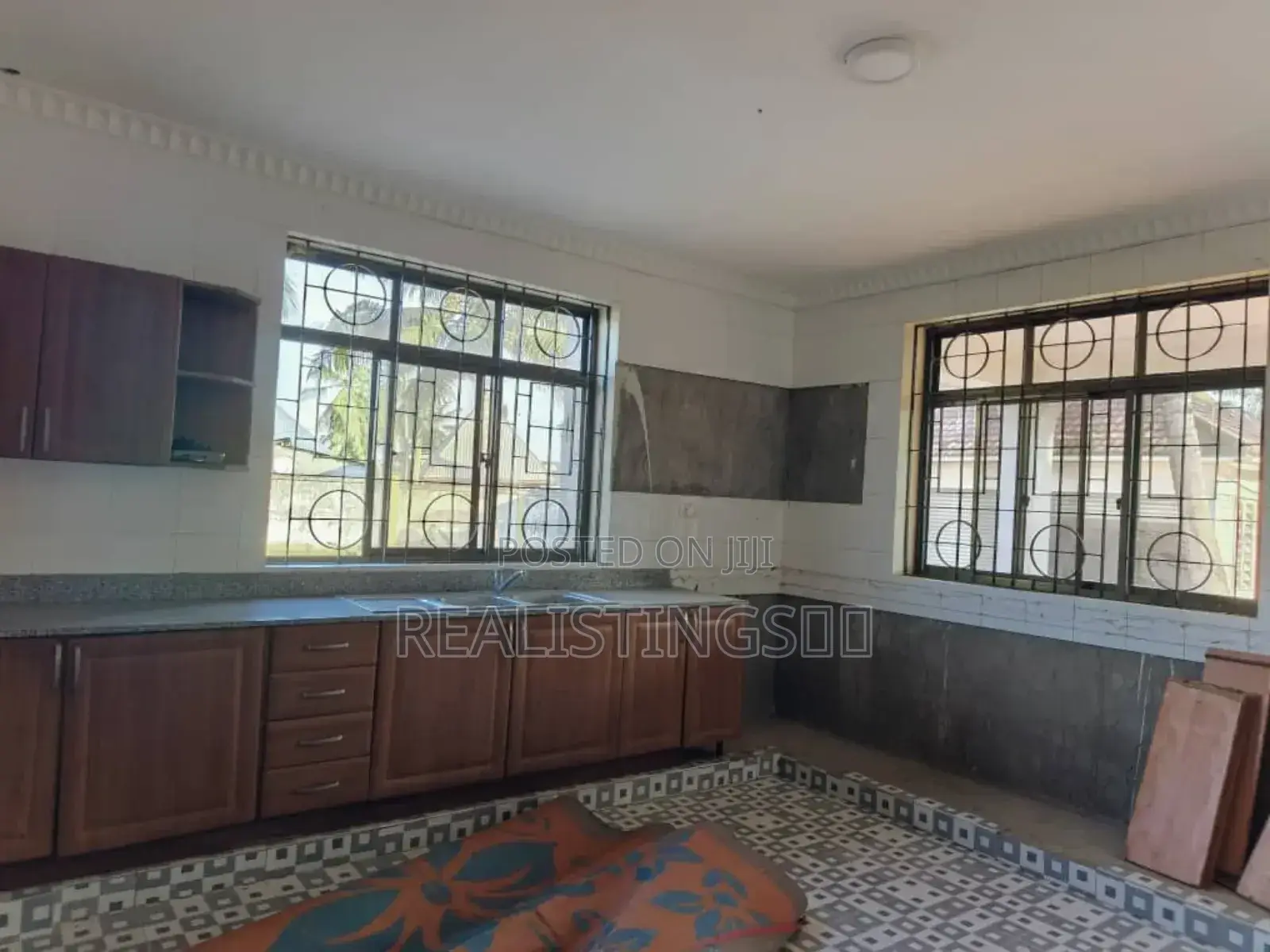 6bdrm Mansion in Pugu for sale