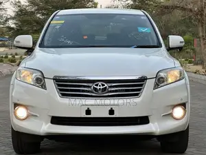 Toyota Vanguard 2010 White