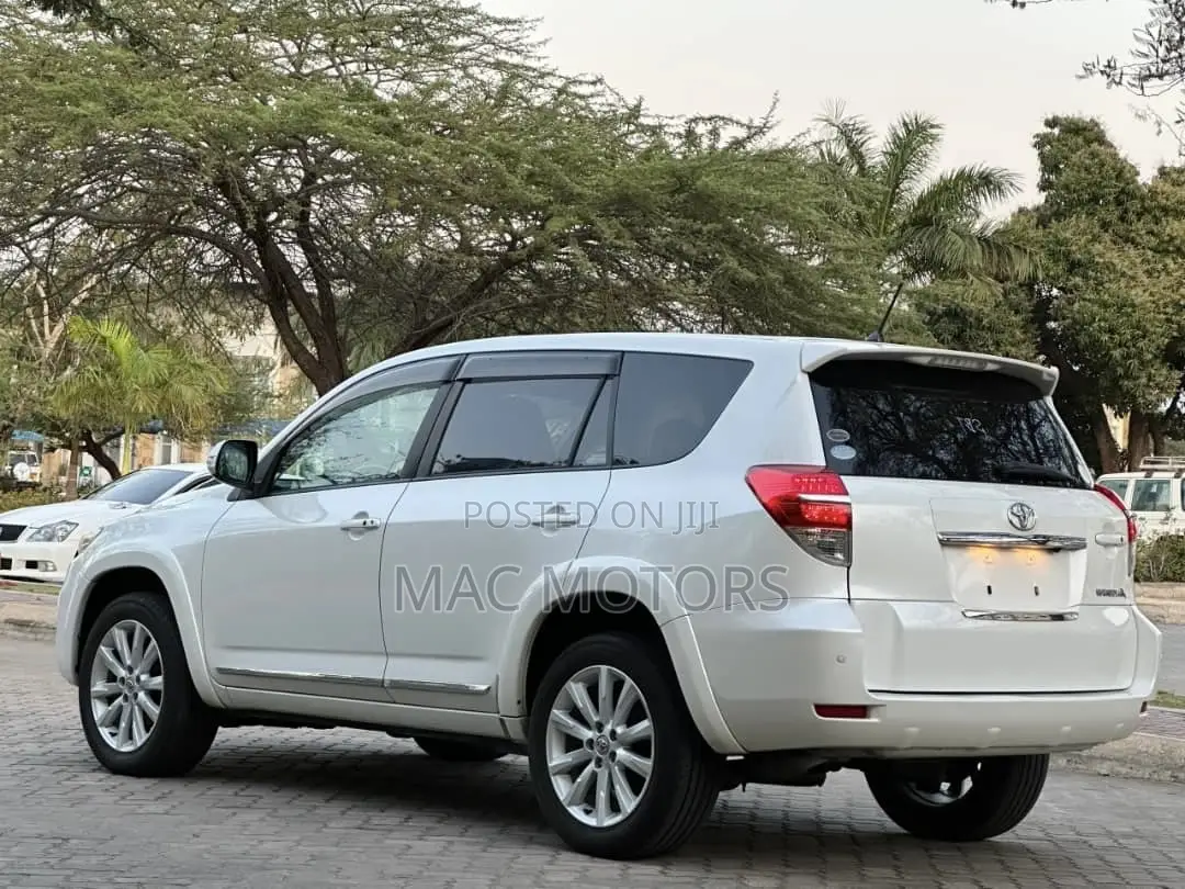 Toyota Vanguard 2010 White