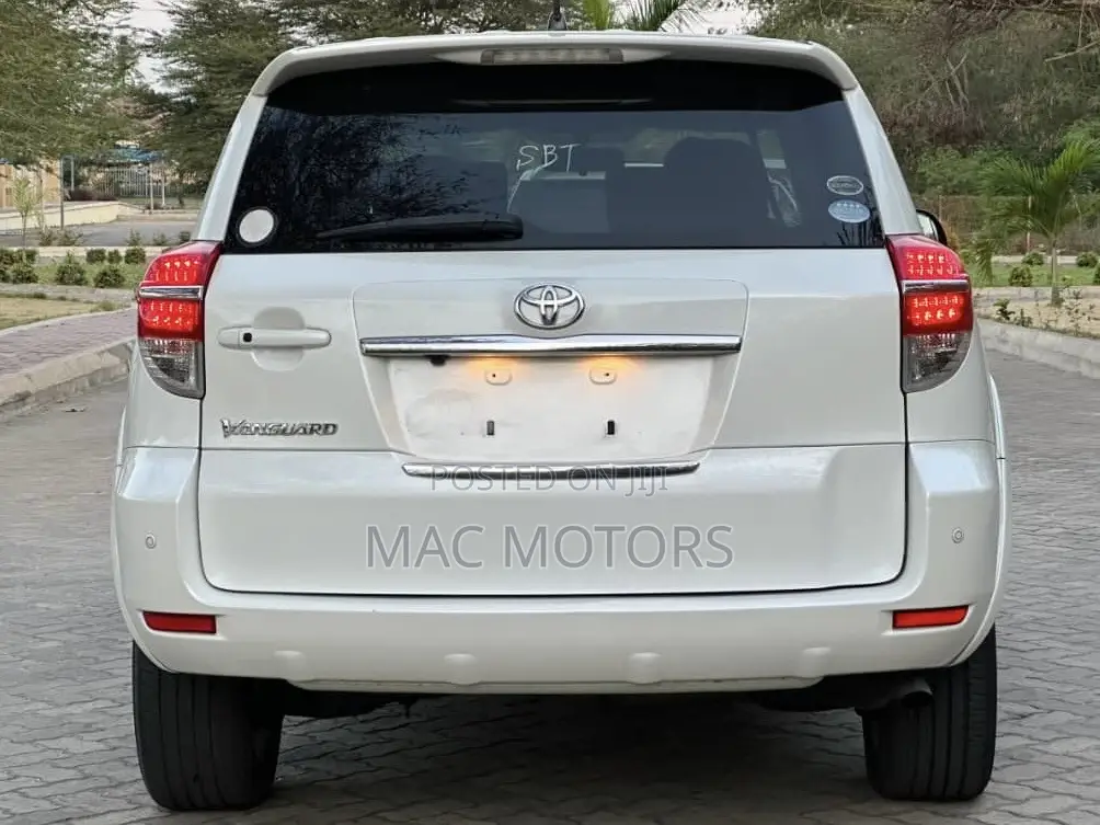 Toyota Vanguard 2010 White