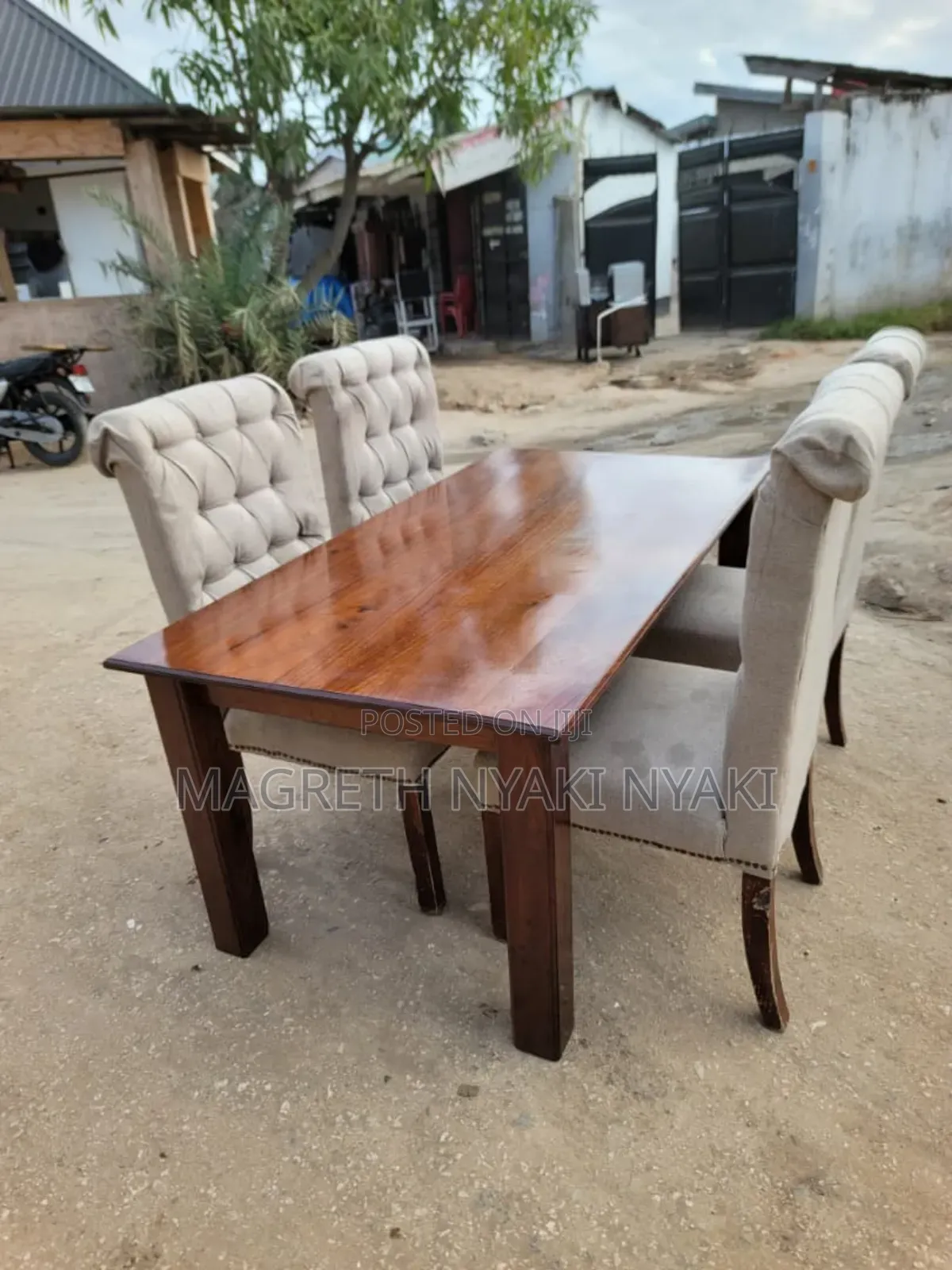 Dinning Table// Viti Vinne // Mbao // Imetumika Kidogo