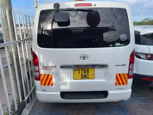 Toyota Quantum 2011 White
