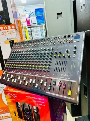 Yamaha SMX-1600 Professional 16-Channel Audio Mixer –Phantom Power