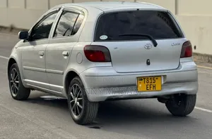 Toyota Vitz 2002 Silver