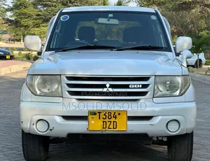 Mitsubishi Pajero 2004 White
