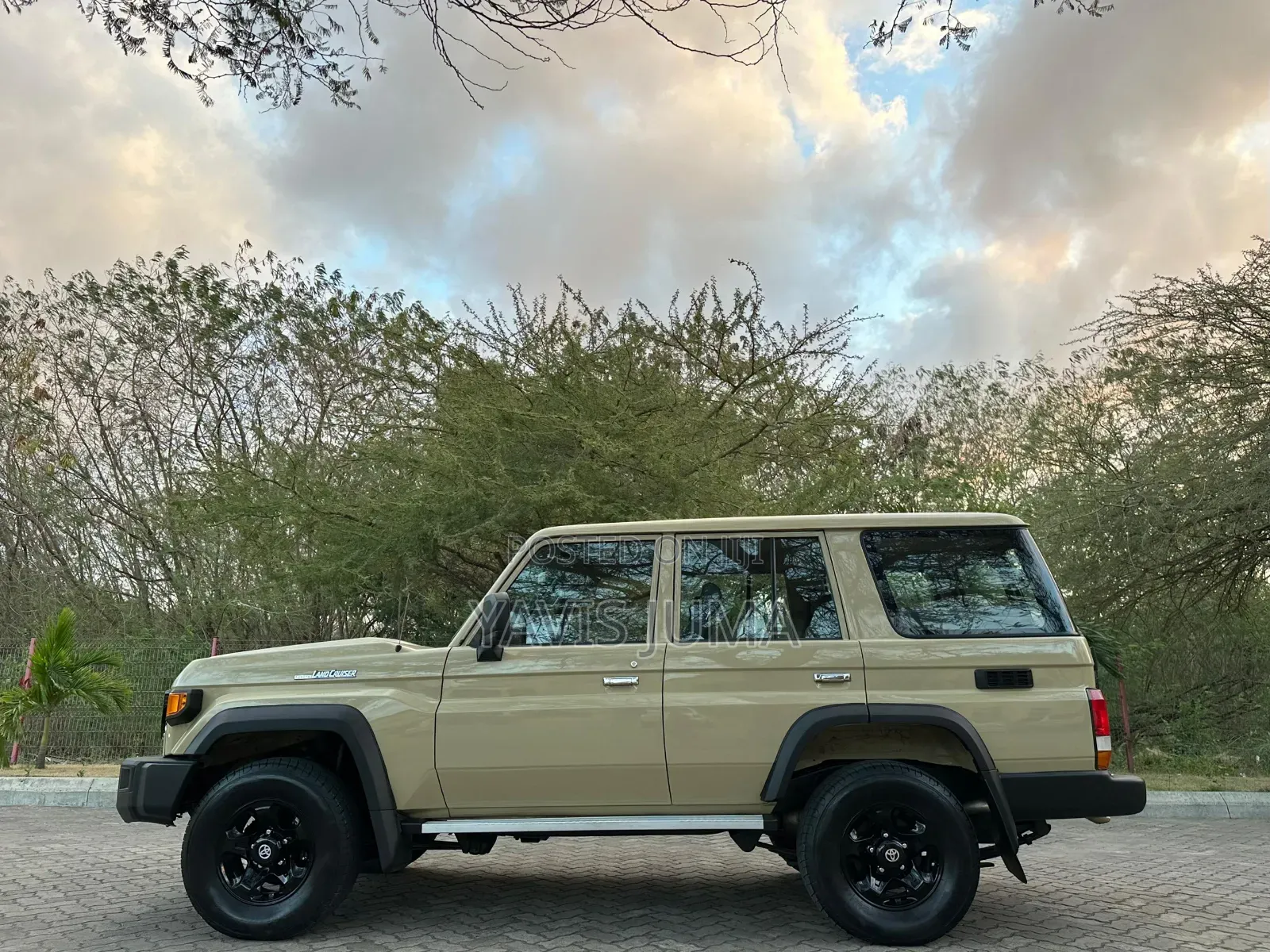 Toyota Land Cruiser 2022 Gold
