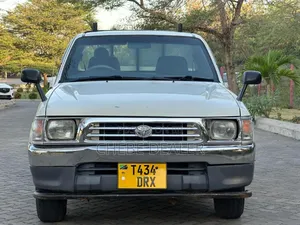 Toyota Hilux 1999 White