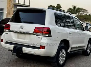 Toyota Land Cruiser 2018 White