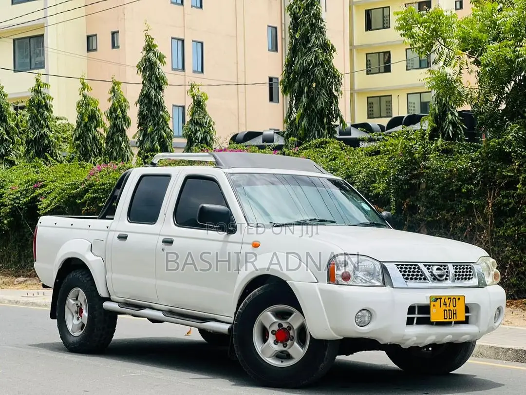 Nissan Hardbody 2010 White