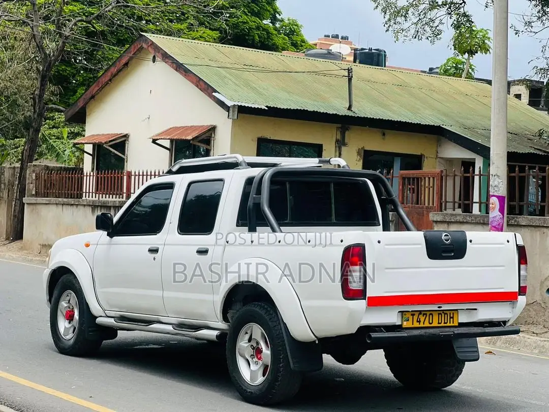 Nissan Hardbody 2010 White