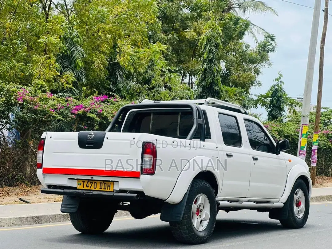 Nissan Hardbody 2010 White