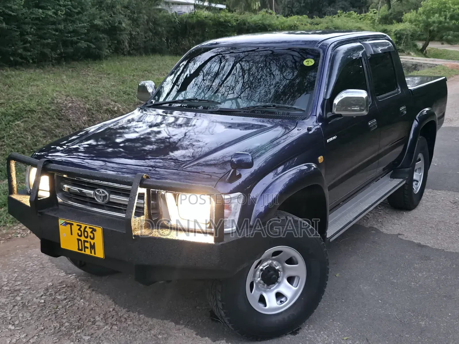 Toyota Hilux 2002 Black