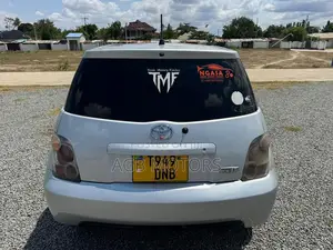 Toyota IST 2004 Silver