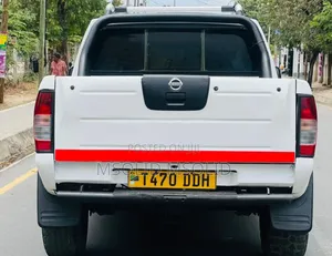 Nissan Hardbody 2010 White