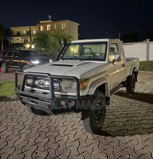 Toyota Land Cruiser 2015 White