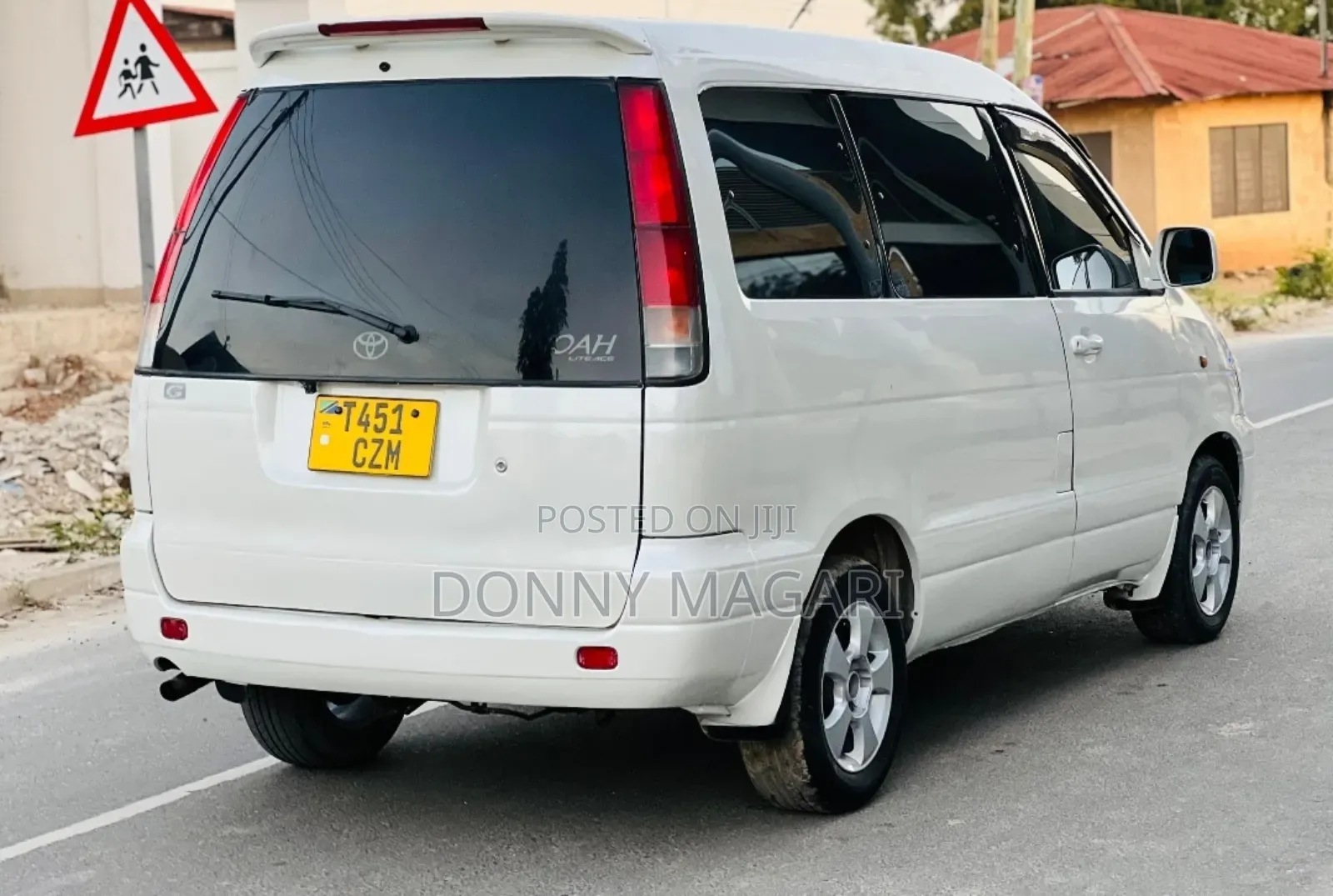 Toyota Noah 2004 White