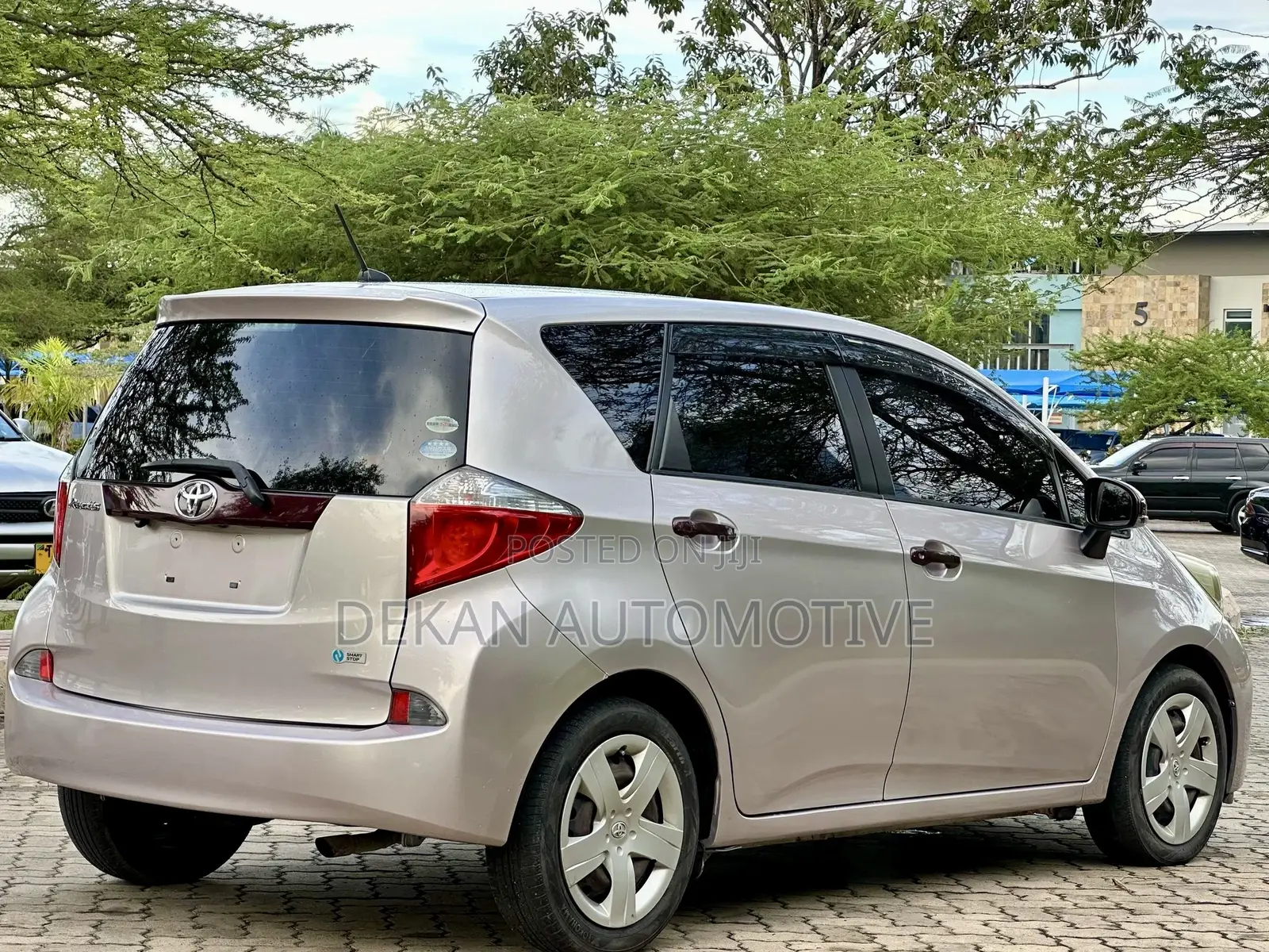 Toyota Ractis 1.3 FWD 2012
