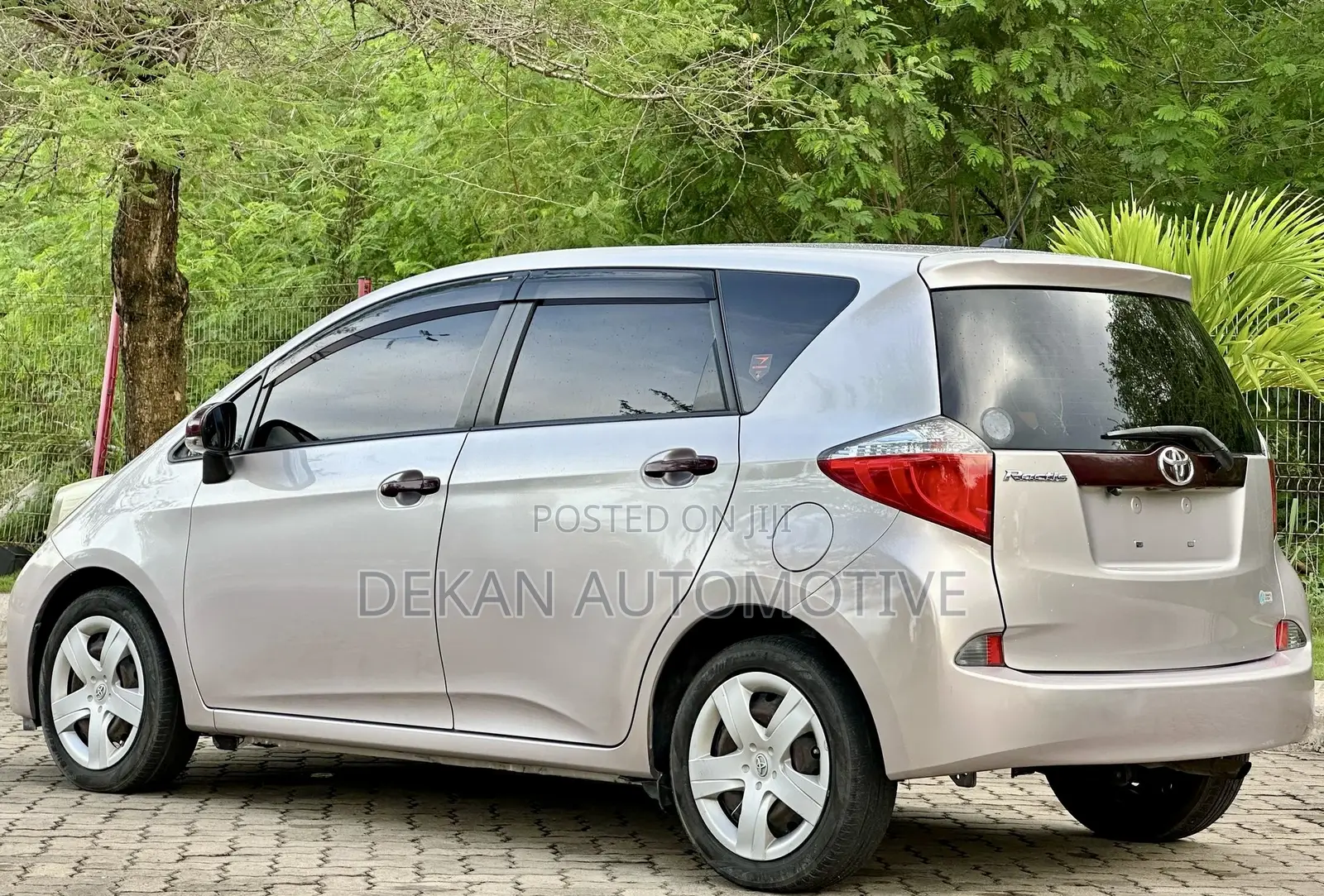 Toyota Ractis 1.3 FWD 2012