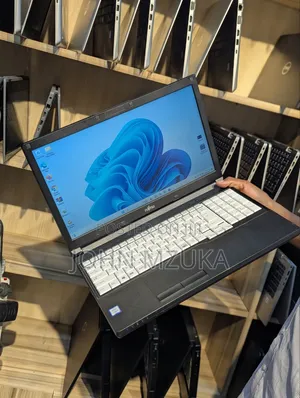 Laptop Fujitsu Lifebook A557 8GB Intel Core I5 HDD+SSD 256GB