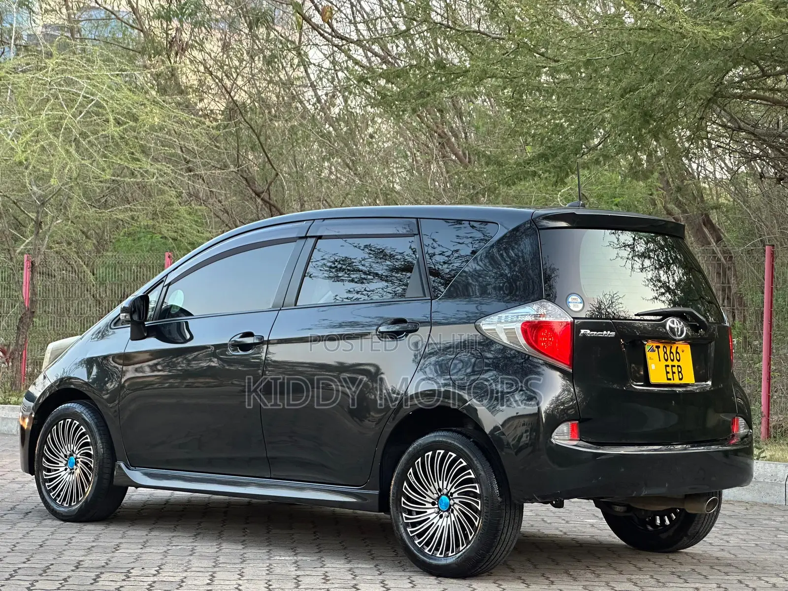 Toyota Ractis 2010 Black