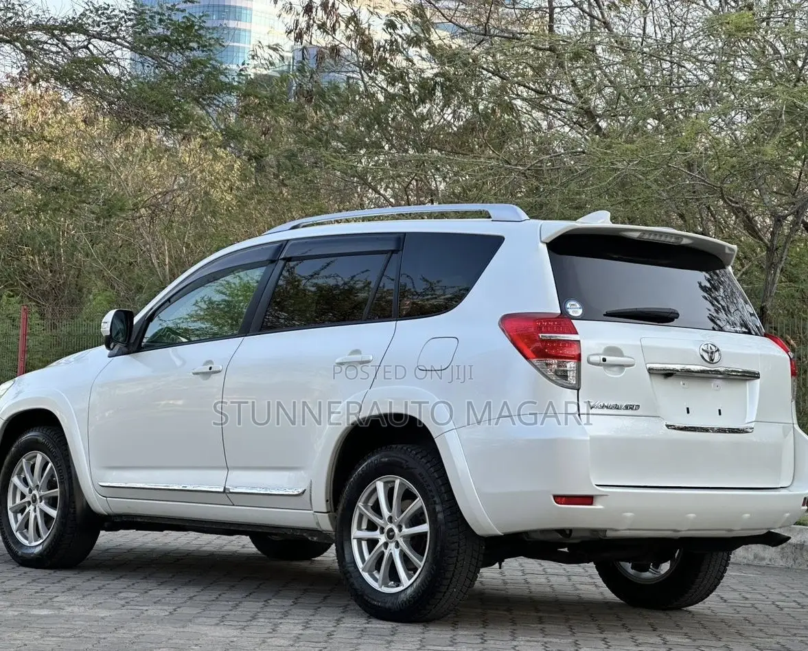 Toyota Vanguard 2010 White