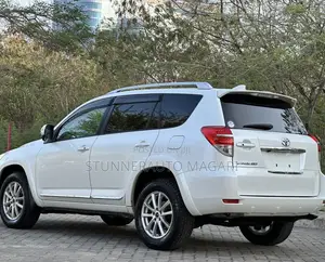Toyota Vanguard 2010 White