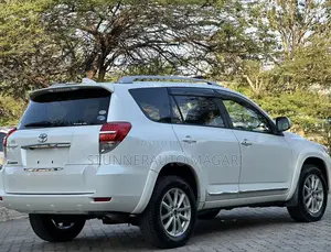Toyota Vanguard 2010 White
