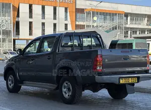 Toyota Hilux 2.0 VVT-i 2011 Gray