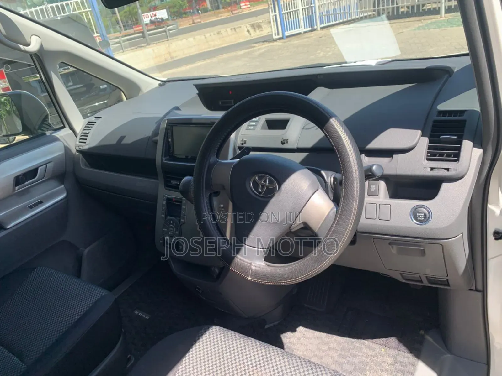 Toyota Noah 2.0 143hp AWD (8 Seater) 2008 Gray