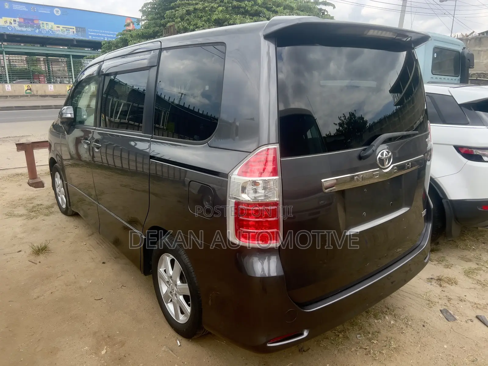 Toyota Noah 2.0 143hp AWD (8 Seater) 2010 Gray