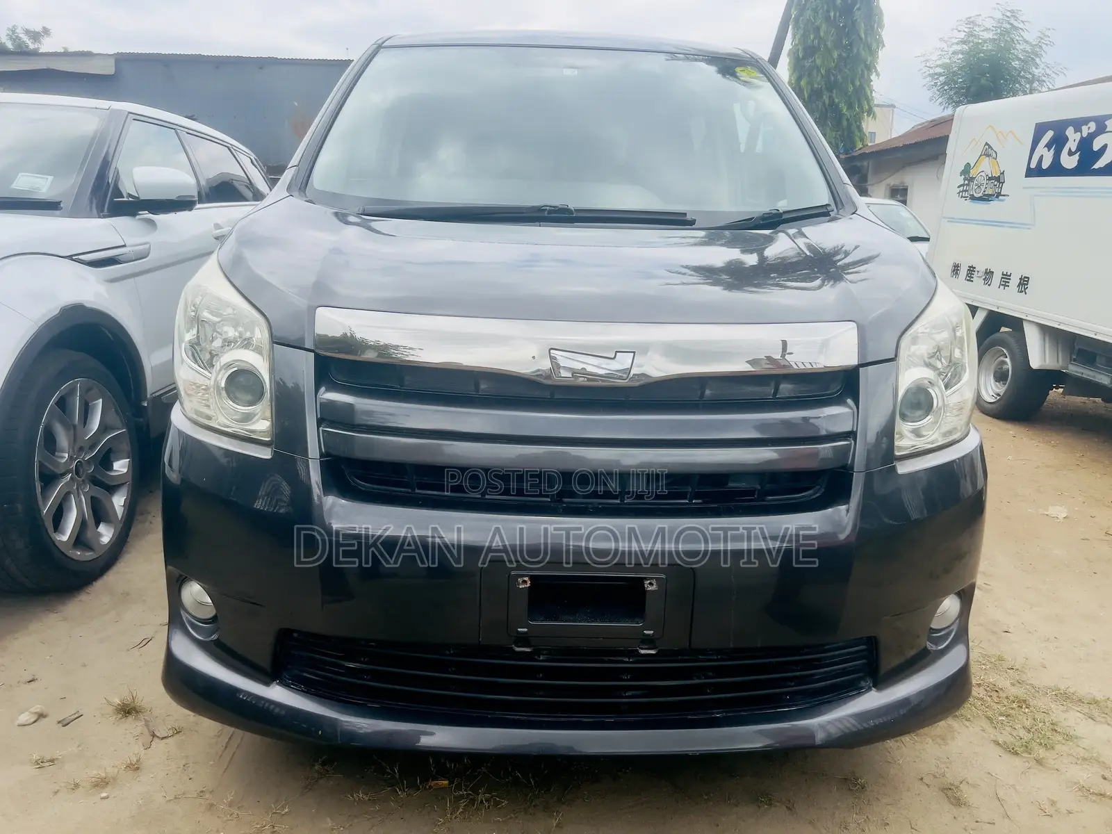 Toyota Noah 2.0 143hp AWD (8 Seater) 2010 Gray