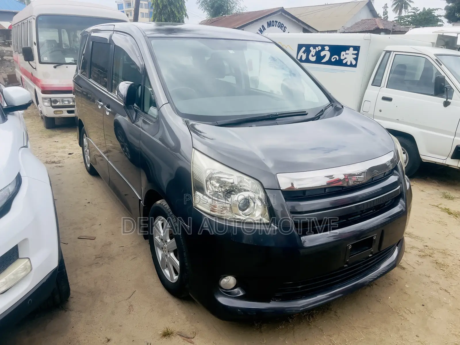 Toyota Noah 2.0 143hp AWD (8 Seater) 2010 Gray
