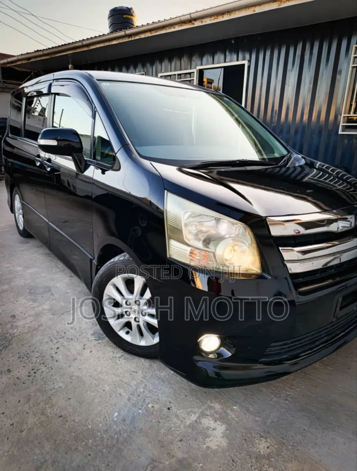 Toyota Noah 2.0 143hp AWD (8 Seater) 2009 Black