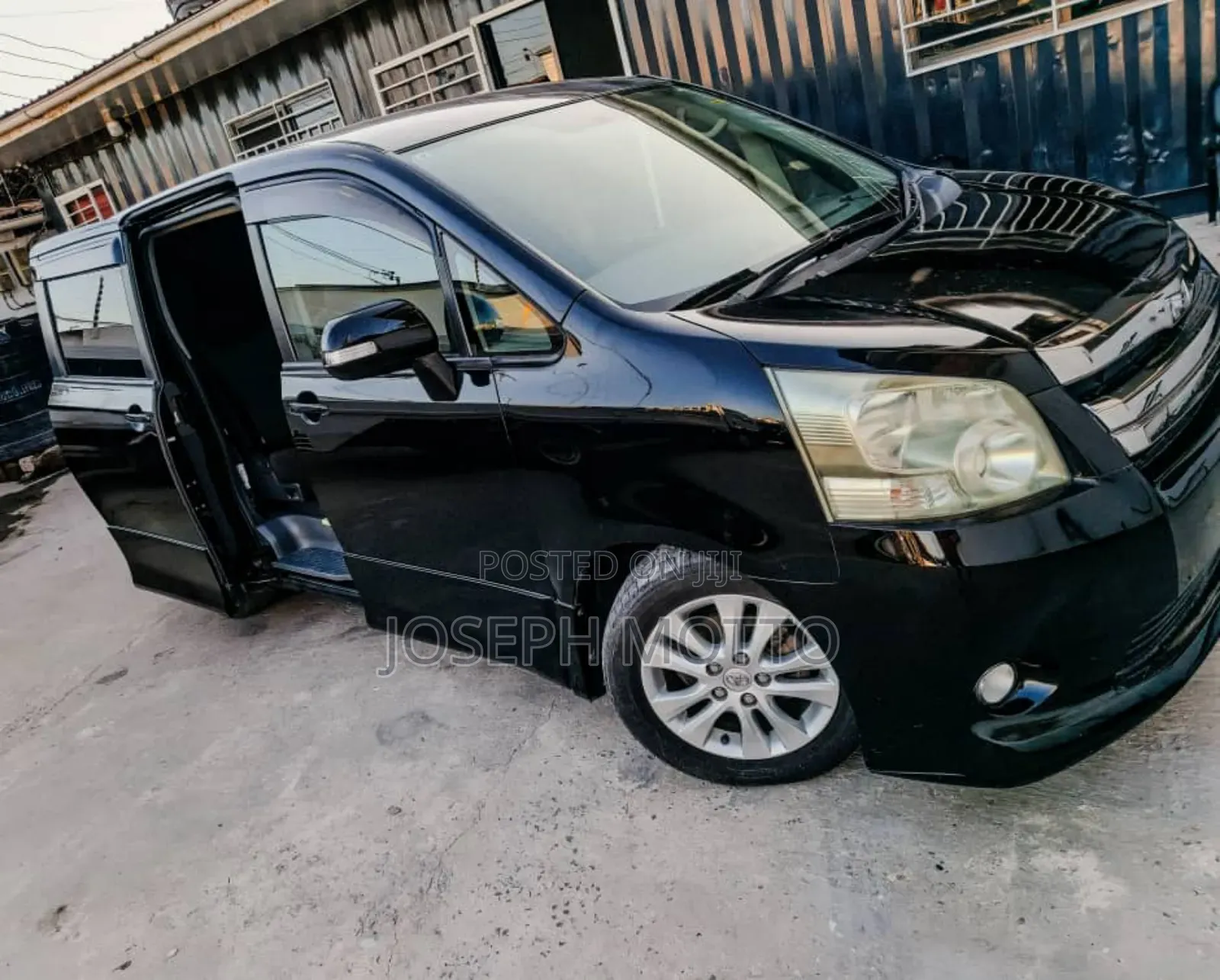 Toyota Noah 2.0 143hp AWD (8 Seater) 2009 Black