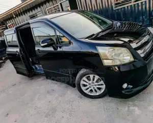 Toyota Noah 2.0 143hp AWD (8 Seater) 2009 Black