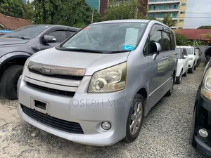 Toyota Noah 2.0 143hp AWD (8 Seater) 2008 Silver