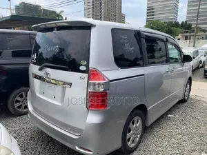 Toyota Noah 2.0 143hp AWD (8 Seater) 2008 Silver