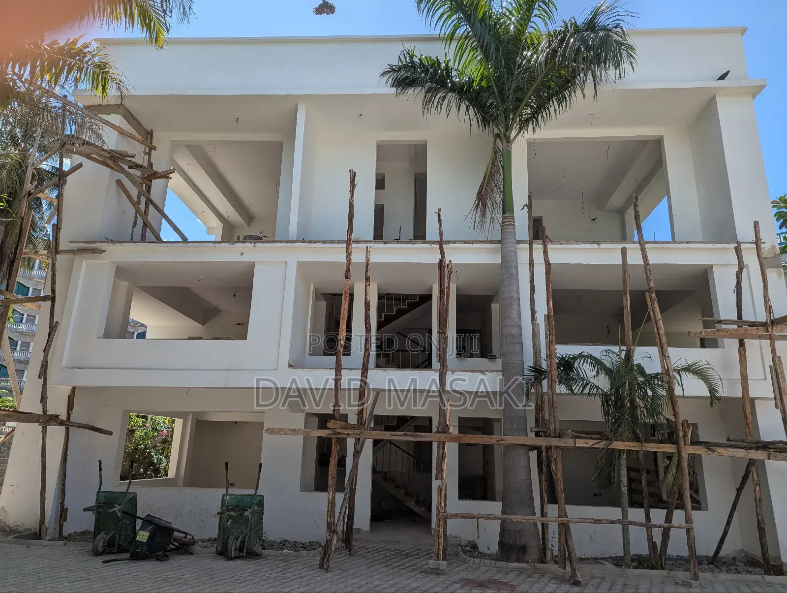 17bdrm Block of Flats in Compound, Masaki for rent