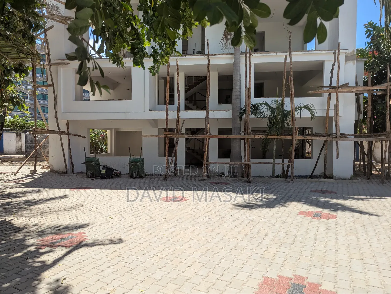 17bdrm Block of Flats in Compound, Masaki for rent